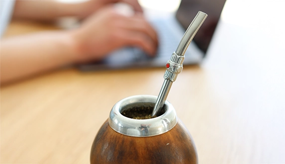 Jak używać bombilli do yerba mate? Czy można nią mieszać i dlaczego bombilla się zatyka? Praktyczne porady